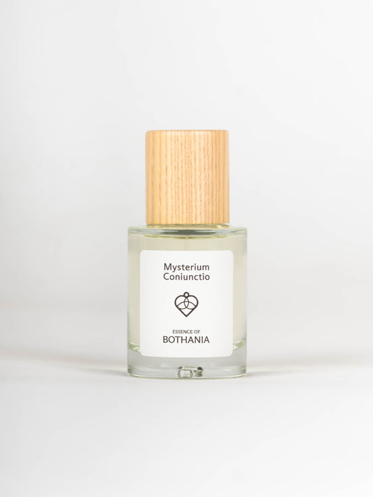 Clear perfume bottle with a wooden top named Mysteriun Coniunctio