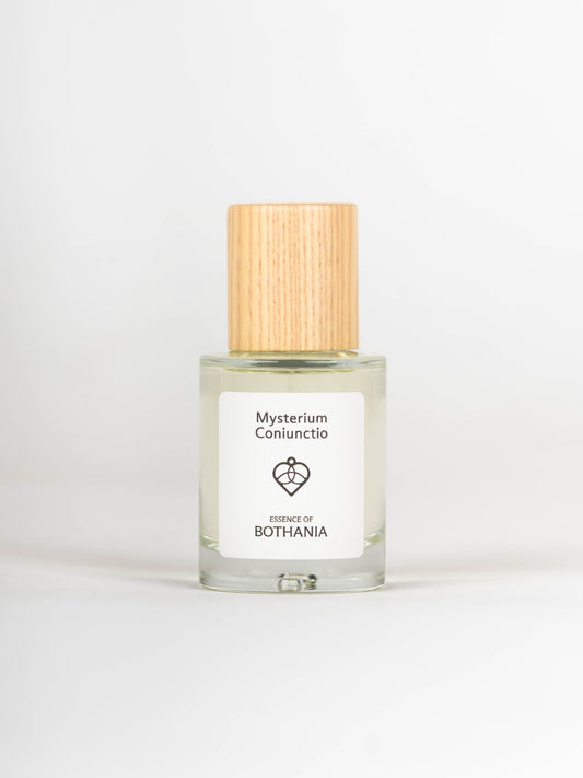 Clear perfume bottle with a wooden top named Mysteriun Coniunctio